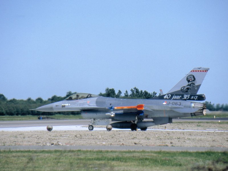F-16A%20J-063%20315sq.jpg
